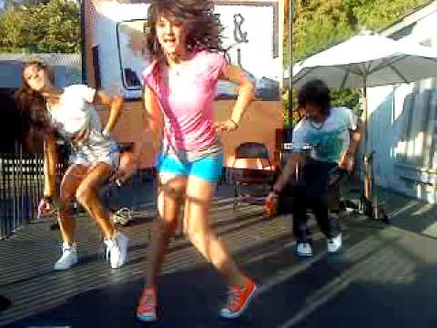Fivelstewart - Fivel Stewart singing My Really Cool Life in Six Flags Magic Mountain Valencia. 07/31/09.