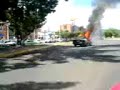 Carro en llamas