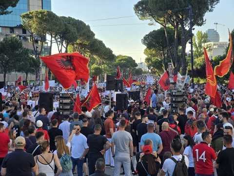 Protesta e 10-të në Tiranë përfundon paqësisht, thirrje për protestë kombëtare
