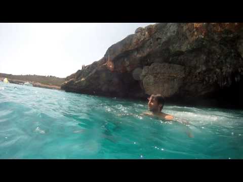 varques - Salts a la primera cova de Cala Varques (Sector Sa Cova) a Mallorca. Agost de 2012.