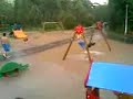 O gasca de nebuni in ploaie torentiala
