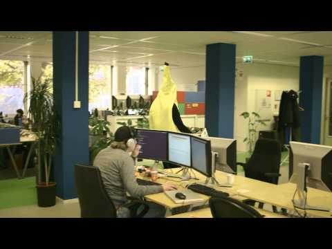 dans - Hyves gaat vanaf 2 december door als gamesportal. Dat betekent dat we afscheid nemen van Nederland's favoriete emoticon. We waren erbij op zijn laatste werkd...