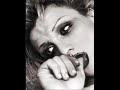 a little bit of the songs from the new album by courtney love, nobody's daughter.

7. never go hungry again
8. loser dust
9. stand up motherfucker
10. nobody's daughter
11. sunset marquis
12. dirty girls [pop version]..