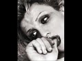 a little bit of the songs from the new album by courtney love, nobody's daughter.

7. never go hungry again
8. loser dust
9. stand up motherfucker
10. nobody's daughter
11. sunset marquis
12. dirty girls [pop version]..