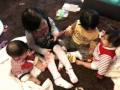 グーチョキパーで で双子の妹をあやす
