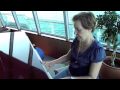 Tocando piano, com o mar atrás