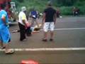 Acidente entre moto e caminh�o mata uma mulher