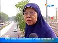 Sejumlah warga, hingga Jumat (15/8), masih terlihat menyebrang di jalur lintasan bus Transjakarta di Jalan Oto Iskandar Dinata atau Otista, Jakarta Timur. Padahal, tercatat sudah tiga orang tewas tertabrak bus di lokasi tersebut. Namun, warga berdalih jarak jembatan penyeberangan terlalu jauh.