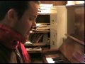 le�on de piano avec robert beaupr�. on ne peut plus facile. on ne comprend pas pourquoi, par contre, qu'� la fin il joue une sorte de musique virtuose ? est-ce qu'il manque des le�ons ? ou les trouver ?