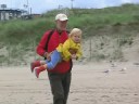 cas alleblas met opa op kijkduin aug 08