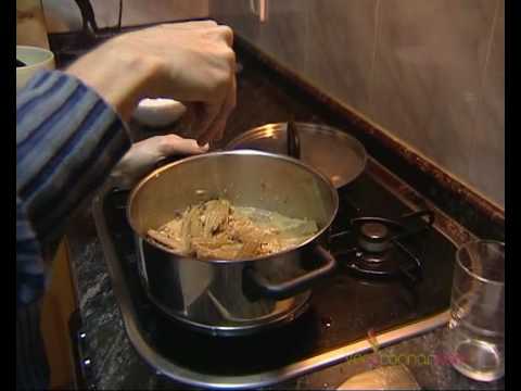 cardo - En la cena de Nochebuena, en muchos hogares de Huesca y Zaragoza es muy habitual cocinar los cardos como entrante. Tomás nos explica paso a paso cómo prepara...