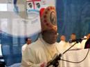Mons. Kabongo chiude l'omelia della Messa celebrata al porto di Cagliari con la preghiera che Giovanni Paolo II ha dedicato alla Vergine di Bonaria