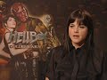 mit der bew�hrten mischung aus action, humor, d�sterer mythologie und vision�rer optik kehren hellboy (ron perlman) und seine gef�hrten im kampf gegen das b�se zur�ck. die ewige waffenruhe zwischen unserer welt und den unsichtbaren gefilden der fantastischen unterwelt hat ein ende. die schlafende ?goldene armee wurde von einem grausamen herrscher der finsternis, prinz nuada, zu neuem leben erweckt, und die einzige chance der menschheit stellt der rot geh�rnte katzenfreund aus der h�lle dar. gemeinsam mit seiner feuer beherrschenden freundin liz (selma blair), dem tiefsee-empathen abe (doug jones) und dem protoplasma- seher johann stellt sich hellboy den unheimlichen kreaturen nuadas entgegen. mehrere m�rderische zahnfeen, die horde goldener krieger, ein buchst�blicher berg von einem monster, ein viel�ugiger engel des todes und ein haushoher krake sind nur einige der unglaublichen wesen, die hellboy zu schaffen machen. und ganz nebenbei muss er sich auch noch um seine beziehung zu liz k�mmern und als gesch�pf und au�enseiter beider welten seinen eigenen weg finden. nach dem oscarpr�mierten meisterwerk ?pans labyrinth g�nnt guillermo del toro seinem roten helden mit den abgeschliffenen h�rnern ein furioses comeback  mehr muskeln, mehr witz und mehr action. ein h�llisch gutes kinoereignis nach mike mignolas legend�ren ?hellboy-comics.