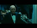 mit der bew�hrten mischung aus action, humor, d�sterer mythologie und vision�rer optik kehren hellboy (ron perlman) und seine gef�hrten im kampf gegen das b�se zur�ck. die ewige waffenruhe zwischen unserer welt und den unsichtbaren gefilden der fantastischen unterwelt hat ein ende. die schlafende ?goldene armee wurde von einem grausamen herrscher der finsternis, prinz nuada, zu neuem leben erweckt, und die einzige chance der menschheit stellt der rot geh�rnte katzenfreund aus der h�lle dar. gemeinsam mit seiner feuer beherrschenden freundin liz (selma blair), dem tiefsee-empathen abe (doug jones) und dem protoplasma- seher johann stellt sich hellboy den unheimlichen kreaturen nuadas entgegen. mehrere m�rderische zahnfeen, die horde goldener krieger, ein buchst�blicher berg von einem monster, ein viel�ugiger engel des todes und ein haushoher krake sind nur einige der unglaublichen wesen, die hellboy zu schaffen machen. und ganz nebenbei muss er sich auch noch um seine beziehung zu liz k�mmern und als gesch�pf und au�enseiter beider welten seinen eigenen weg finden. nach dem oscarpr�mierten meisterwerk ?pans labyrinth g�nnt guillermo del toro seinem roten helden mit den abgeschliffenen h�rnern ein furioses comeback  mehr muskeln, mehr witz und mehr action. ein h�llisch gutes kinoereignis nach mike mignolas legend�ren ?hellboy-comics.