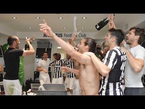 Juventus champions, la festa in campo e negli spogliatoi - On-field and dressing room celebrations