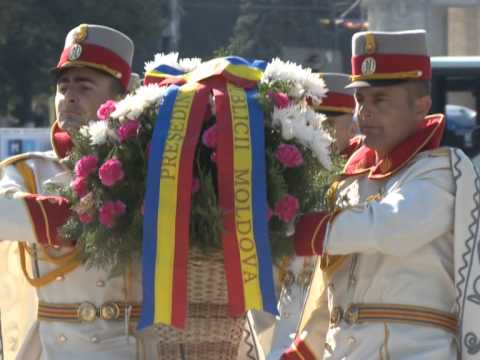 Leadership lays flowers at monument of Moldovan ruler