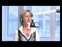 radio hamburg studio, mittwoch (05.11.2008), 9:45 uhr

sarah hat den schwierigsten teil hinter sich. mit john und horst zusammen hat sie eine komplette morning-show moderiert. jetzt ist die jury an der reihe. bild glamour-expertin anna hesse ist total begeistert von sarahs guter laune: 
