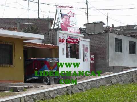 Reportuberos muestran cómo partidarios defienden el letrero de su candidato