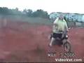 videos de Funny Fat Kid Crashes His Moped
