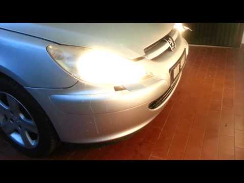Peugeot 307SW headlight washers in action