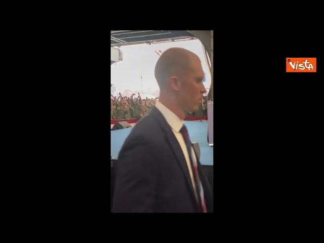 Trump balla tra i militari Usa in Giappone alla base navale "George Washington" di Yokosuka