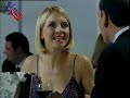 Constanza intenta controlar a Quique en la mesa. Sus modales son nulos y ella se avergüenza.