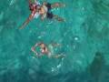les enfants nagent sur la barriere de corail