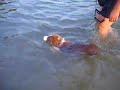 Baby-Bounty schwimmt