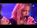 Marco Borsato en Sita zingen 'Lopen op het Water' live bij Top of the Pops, uitgezonden in december 2001.