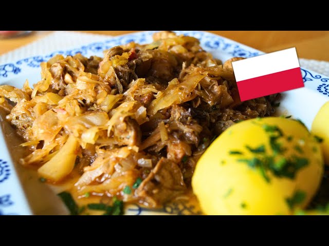 Bigos - polnischer Krautgulasch mit Räucherwurst, Pilzen und Pflaumen