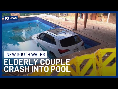 Coppia di anziani salvata dall’auto che affondava dopo essersi schiantata in una piscina | 10 notizie Coppia di anziani salvata dall’auto che affondava dopo essersi schiantata in una piscina | 10 notizie