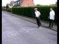 défi n°20 jouer à la marelle avec un militaire en uniforme