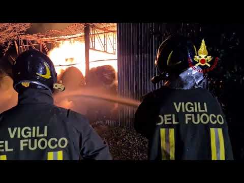L'incendio delle rotoballe nell'ex hangar a Barberino di Mugello