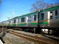東大宮～蓮田間の踏切を通過するE231系電車12~13号車あたりで車輪がフラットを起こしていることがわかる。