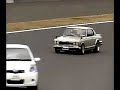 やはりスカイラインはサーキットが似合います。全面改修されて近代的な素晴らしい サーキットとなった富士スピードウェイをスポーツインジェクション仕様のRBエンジンを搭載する 近代的なハコスカが駆け抜けます。 走行前のブリッピングからも、圧倒的なレスポンスの良さを感じていただけると思います。 そして、サーキットではフルスロットルでレブリミット近くまで回しており、そのサウンドも必聴！！