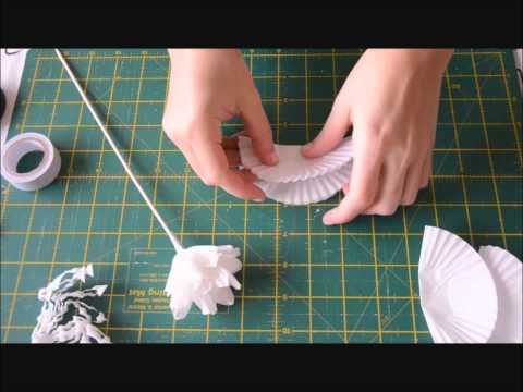 Flores de Papel - Con este vídeo tutorial aprenderéis a realizar flores de papel para adornar vuestros regalos, el jarrón vacío de la estantería o para lo que más os guste...