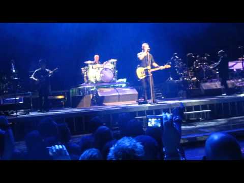 Bruce - Unexpected turn of events during the sign collection after Hungry Heart.... Hilarious moment!