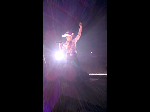 Ever seen Justin Moore fall of stage? Want to?