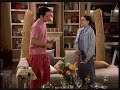 p1
-g:tu viens de me dire que bea est all�e chez alvaro
-s: oui, les baisers les roucoulades n'ont jamais fait de mal.
-g: mais cette femme ne peut pas rester tranquille un moment.
-s: c'est l'amour. ils vont �changer un peu de salive et tout ira bien
-g: santi je t'en pris arrette avec tes cochonneries. laisse moi seul j'ai un coup de t�l�phone important a passer. et maintenant il est en ligne
pendant ce temps alvaro commande un copieux repas pour c�l�brer le retour de caye
-
gonzalo court apr�s bea afin de gagner du temps. lorsqu'il la rejoints il l'envoi acheter des produite de m�decine naturelle.il en profite pour rappeller alvaro
-
g: mais qu'est ce que tu fais et avec qui tu parlais aussi longtemps?
-al: tu veux vraiment le savoir ?ton amie erica est tr�s exigeante
-g: je sais que tu es avec caye
-al: non avec erica
g-: arrette. si l'on tient compte du fait que caye n'est pas venue au travail aujourd'hui et que je me suis trouv� nez � nez avec erica qu'est ce que tu en d�duis?
-al: bon le princioal c'est que bea ne soit pas au courant
-g: j'ai l'impression qu'elle ne vas pas tarder � le savoir elle est avec moi et elle a d�cid� de venir prendre soin de toi.
-al: quoi? empeche la de monter. comment tu peux me faire une chose pareille
-g: sache que j'ai fais mon possible pour l'en empecher. l� elle est partie chercher d'autres m�dicaments, mais dans 5 mn elle est chez toi. tu la connais elle n'est pas du genre a faire du l�che vitrine.
pour que son ami puisse s'organiser gonzalo v�rifie que bea n'est rien oubli�.