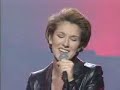 la grande cantatrice du qu�bec enchantant le public de paris durant sa tourn�e mondiale pour promotionner l'album 'd'eux' (1995). c�line chante avec une passion incomparable cette chanson �norm�ment belle, que fut un grand succ�s � qu�bec en la m�me ann�e en que le disque ai �tait commercialis�.
