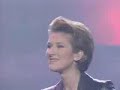 la grande cantatrice du qu�bec enchantant le public de paris durant sa tourn�e mondiale pour promotionner l'album 'd'eux' (1995). c�line chante avec une passion incomparable cette chanson �norm�ment belle, que fut un grand succ�s � qu�bec en la m�me ann�e en que le disque ai �tait commercialis�.