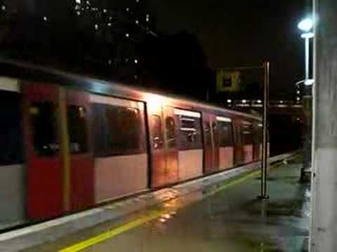 回廠列車 ( MLR ) 駛經港鐵沙田站