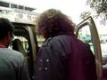 la oreja  de van gogh  saludando  a policias