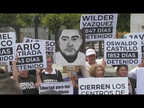 Venezuela: Demonstranten fordern mit Plakaten und Sprec ...