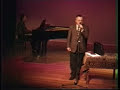 Eerste liedje van Willem Wilmink na het in ontvangst nemen van de Cultuurprijs van Overijssel in Theater Concordia in 1995. Jan Pieterson is een Twentse bewerking van 'John Anderson my jo' van de Schotse dichter Robert Burns, uit Wilminks bundel 'Heftan tattat!' (24 gedichtn in t stadsplat). Voor meer informatie hierover zie http://members.home.nl/dou/hef.htmJan Pieterson mien jong, Jan,oew veurheufd was nog gladdoo'w pas verkering harn,oew hoar was nog pikzwart.Noe bi'j van boavn kaal, Jan,en wit as snee roondum,meer ik zeegn oewn berieptn kop,Jan Pieterson mien jong.Jan Pieterson mien jong, Jan,wat he'w gelukkig wes.Wiej renn met zien beidntot boavn op nen es.Noe goa'w veurzichtig daal, Jan,want wiej bint oet-esprongn.Straks sloap wiej oonder an nen es,Jan Pieterson mien jong.(Opname Goaitsen van der Vliet).