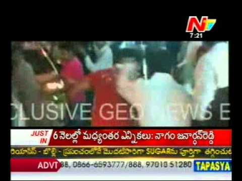 Shahid Afridi punches fan at Karachi airport