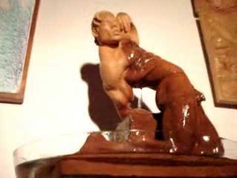nu masculino - Escultura de nu masculino, em terracota jorrando água como uma fonte.