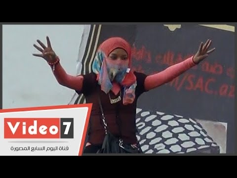 بالفيديو.. شاهد ملثمة بجامعة الأزهر تتحدى الشرطة بإشارة رابعة