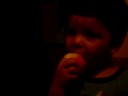 comendo uma maça