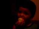 comendo uma maça